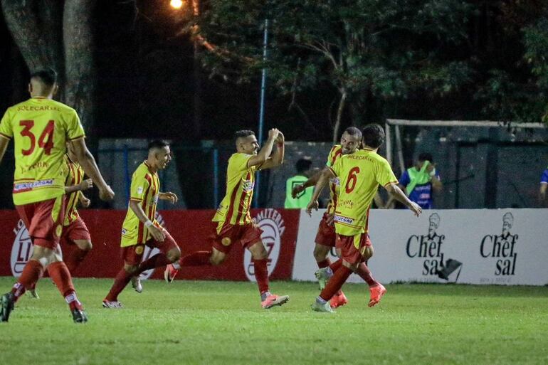 El talentoso volante ofensivo aurirrojo Édgar Balbuena (centro) celebra el tanto que le dio el triunfo a Martín Ledesma. (Foto: APF)