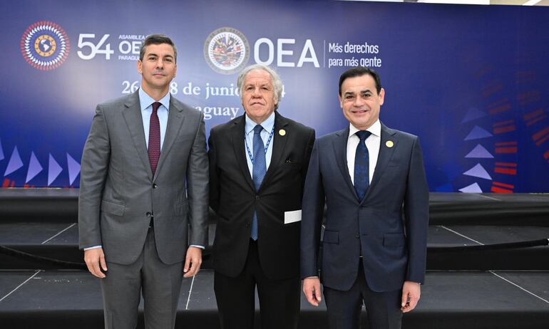 Santiago Peña, presidente de Paraguay, Luis Almagro y el canciller de Paraguay, Rubén Ramírez Lezcano.