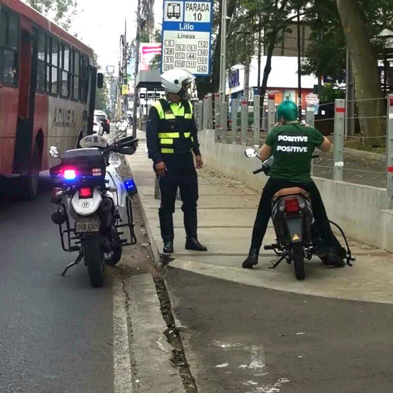 Unas 25 personas a bordo de motos y en infracción ya fueron multadas hoy por agentes de la Policía Municipal de Tránsito de Asunción.