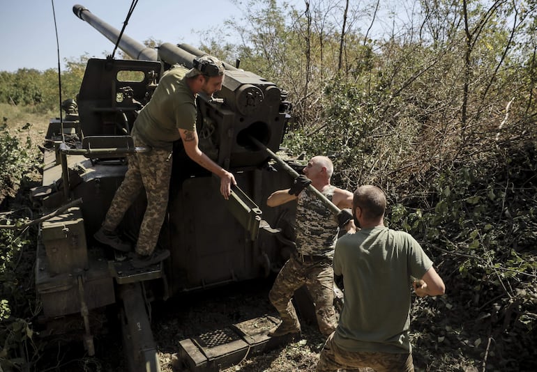 Donetsk, territorios ocupadso de Ucrania. Miembros de la brigada de defensa ucraniana  preparan sus armas.