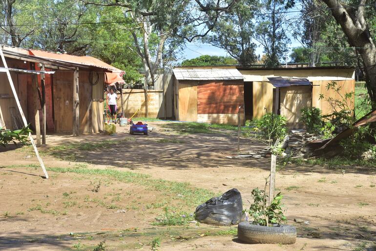 Las familias están en su tercer refugio y han pasado varias penurias, pero siguen viviendo en condiciones precarias. Nenecho y el Muvh prometieron viviendas, que aún no se construyeron,