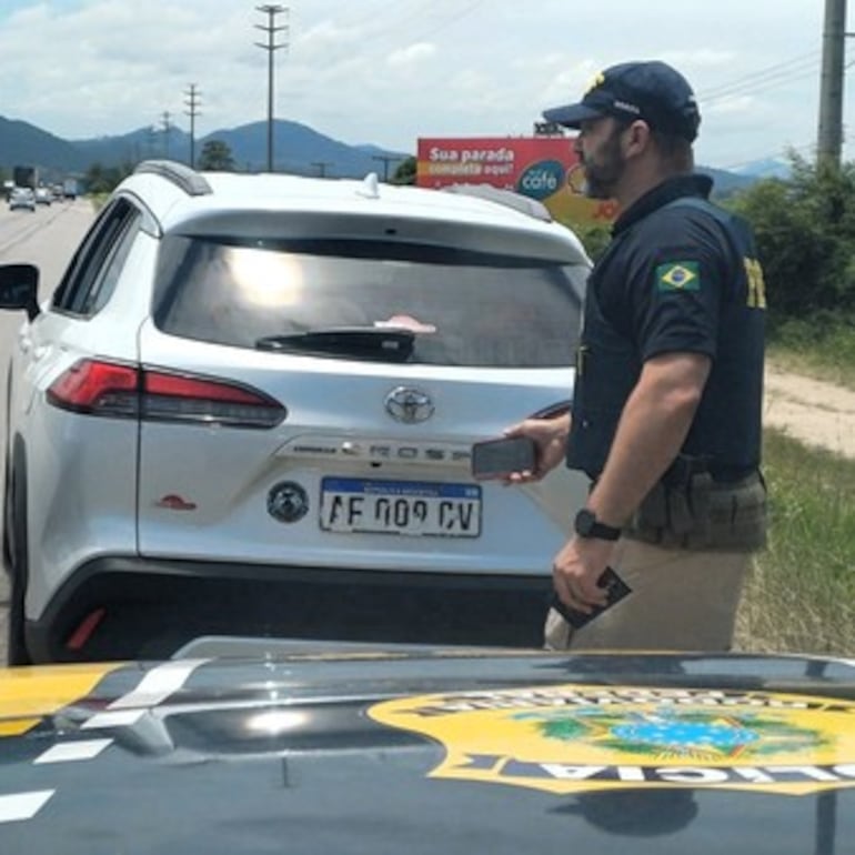 Algunas de las chapas cubiertas o adulteradas detectadas por agentes de la Policía Rodoviaria de Brasil.