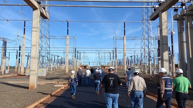 Luego de la puesta en funcionamiento de la subestación Yguazú de 500 kV y de las obras complementarias, la ANDE anuncia que el presidente saliente, Mario Abdo Benítez, la inaugurará oficialmente mañana.