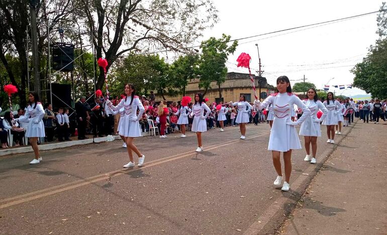 Las  estudiantes de la escuela-colegio Niño Salvador del Mundo de la compañía Islería, rindieron homenaje a la santa patrona.