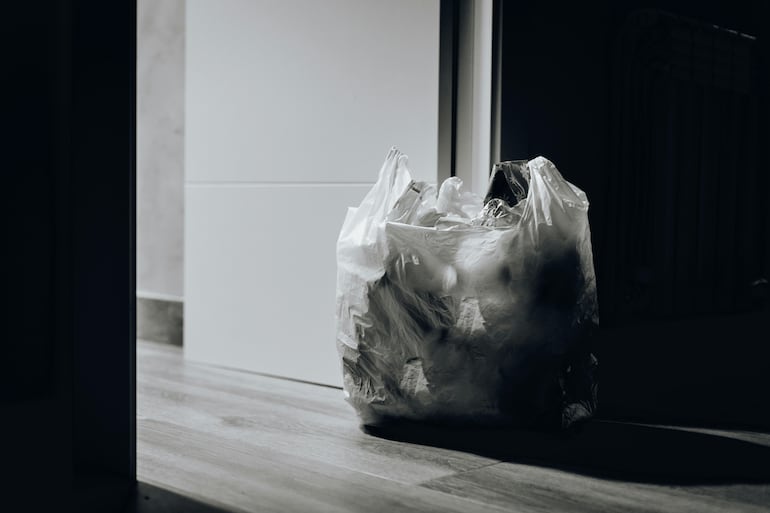 Imagen ilustrativa: la mujer escondió lo robado entre la basura.