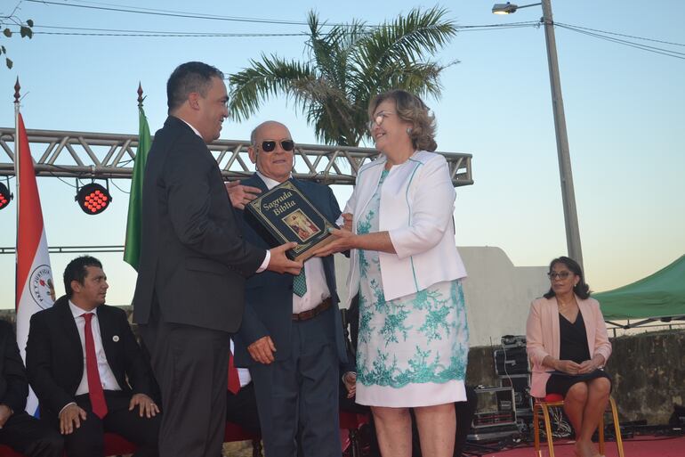 Sus padres Esmeraldo Méndez y Cristina González obsequian una biblia al gobernador, con la cual hizo su juramento.