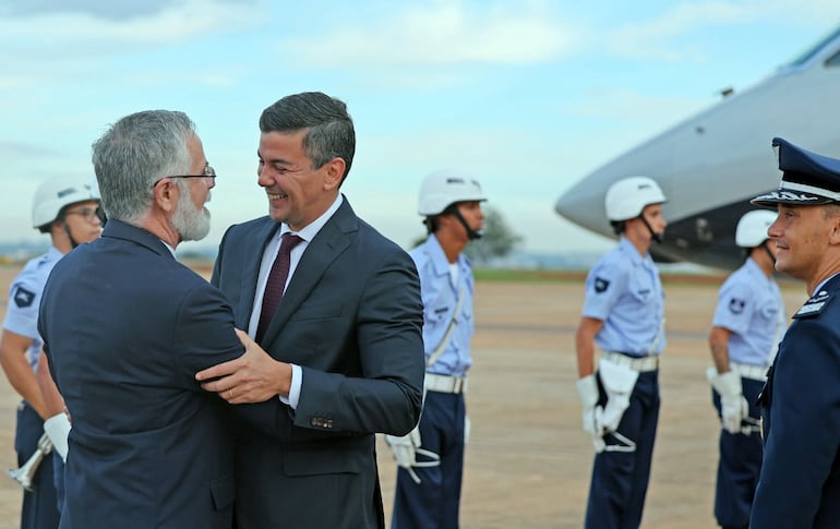 El presidente Santiago Peña recibe un efusivo abrazo al llegar a Brasil para reunirse con Lula. (gentileza).