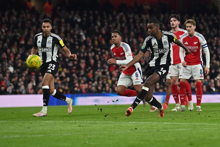 Alexander Isak anotó el primer gol para el triunfo por 2-0 del Newcastle frente al Arsenal.