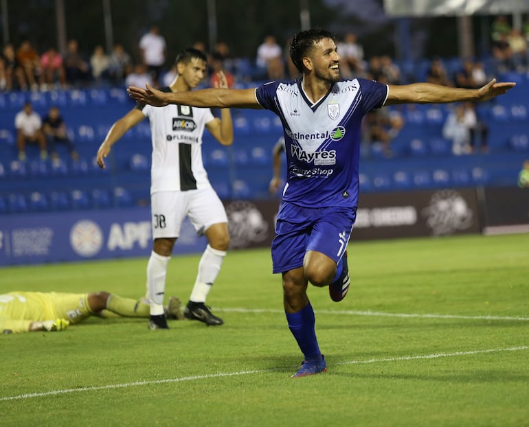 Elías Sarquis, delantero de Sportivo Ameliano, festeja uno de los dos tantos que convirtió en el clásico contra Tacuary por la sexta fecha del torneo Apertura 2023 del fútbol paraguayo en el Luis Alfonso Giagni de la ciudad de Villa Elisa.