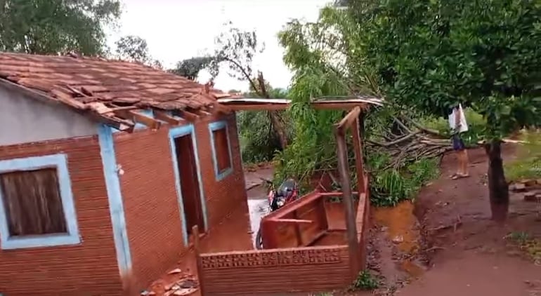 Destrozos en los techos e inundaciones ocurrieron a consecuencia de la fuerte tormenta.