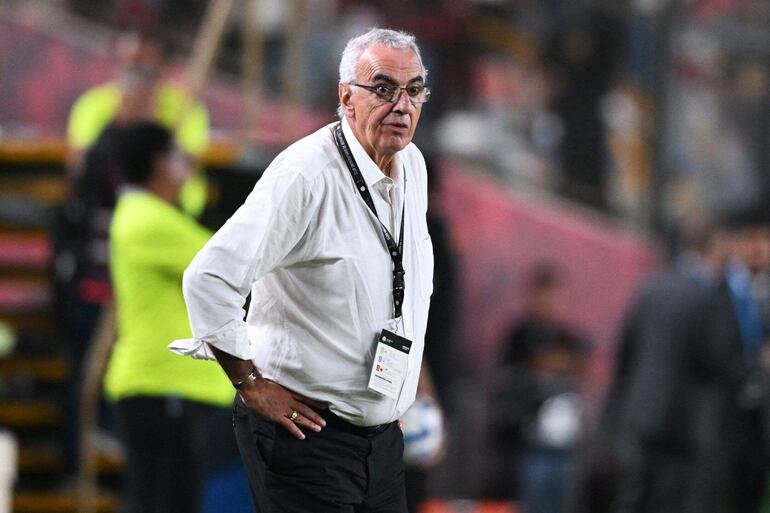 (FILES) Universitario's Uruguayan coach Jorge Fossati during the Copa Sudamericana group stage first leg football match between Universitario and Goias at the Monumental stadium in Lima on April 20, 2023. Uruguayan coach Jorge Fossati will assume the technical direction of the Peruvian football team for the Copa America 2024 and the South American qualifier for the 2026 World Cup, the Peruvian Soccer Federation (FPF) reported this Wednesday December 27, 2023. (Photo by ERNESTO BENAVIDES / AFP)