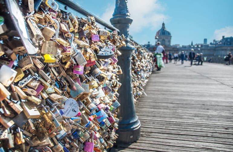 Antes de ser removidos en 2015, más de un millón de candados de enamorados adornaban el Pont des Arts en París, Francia.