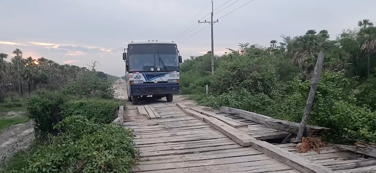 Los choferes del transporte público de pasajeros deben cruzar con mucha cautela el viejo puente, para evitar que las ruedas caigan en los huecos a consecuencia de las tablas que cedieron.