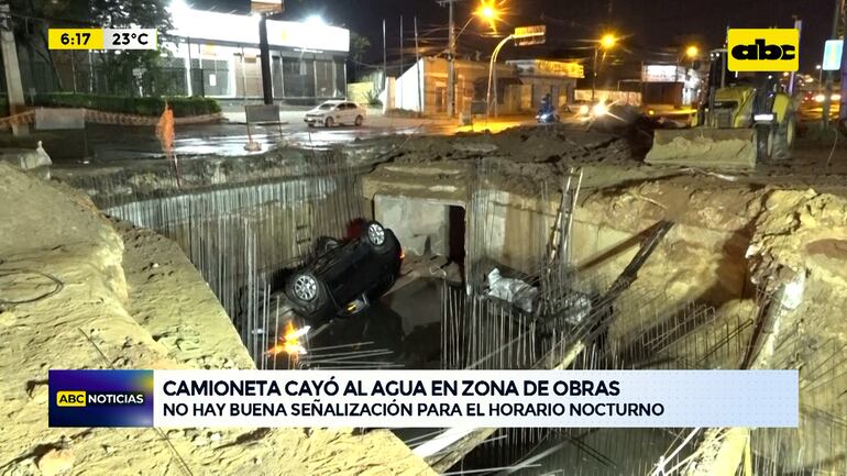 Avda. Eusebio Ayala: camioneta cayó al agua en zona de obras