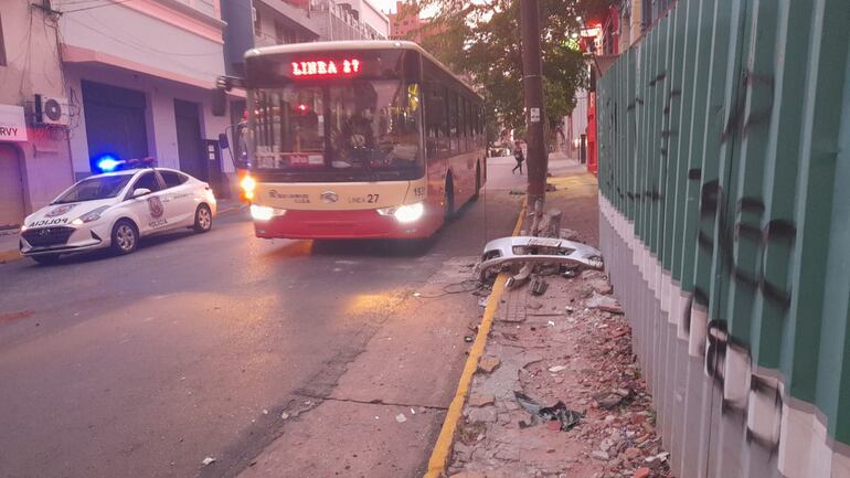 A la derecha, se observan los restos que quedaron del rodado, en la vereda, tras chocar contra una columna.