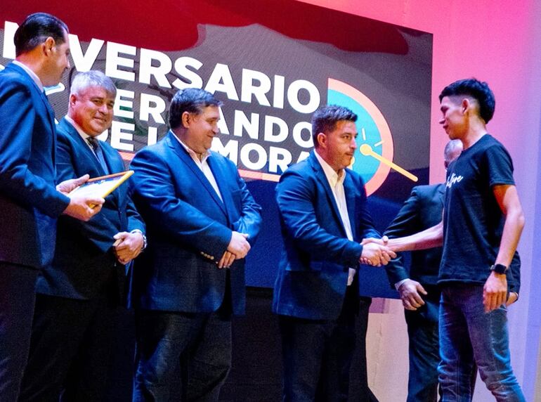 El joven  Fernando Benjamín Krauer Martínez  recibe el saludo y reconocimiento de   las autoridades comunales por su destacada labor en el ámbito del  arte.