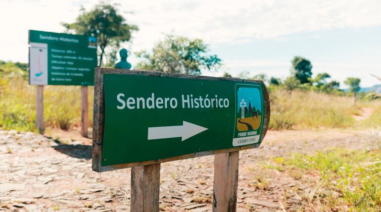 Parque Nacional Cerro Corá. El sendero que conduce al lugar histórico.
