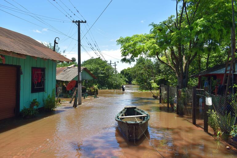 Acceso principal de la compañía Capellán Cardozo que totalmente inundado y solo en  canoa se puede circular actualmente por la vía.