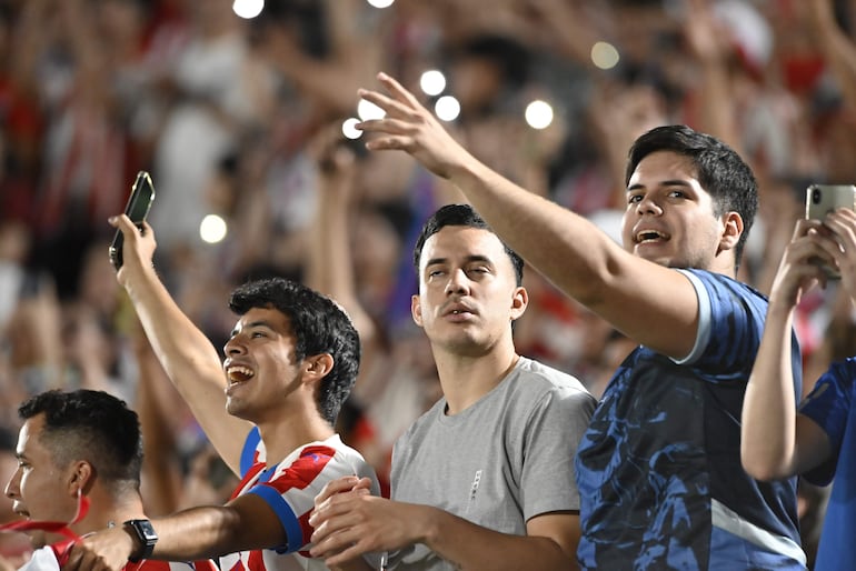 Los hinchas paraguayos en el estadio Defensores del Chaco en la previa del partido frente a Venezuela por las Eliminatorias Sudamericanas 2026.