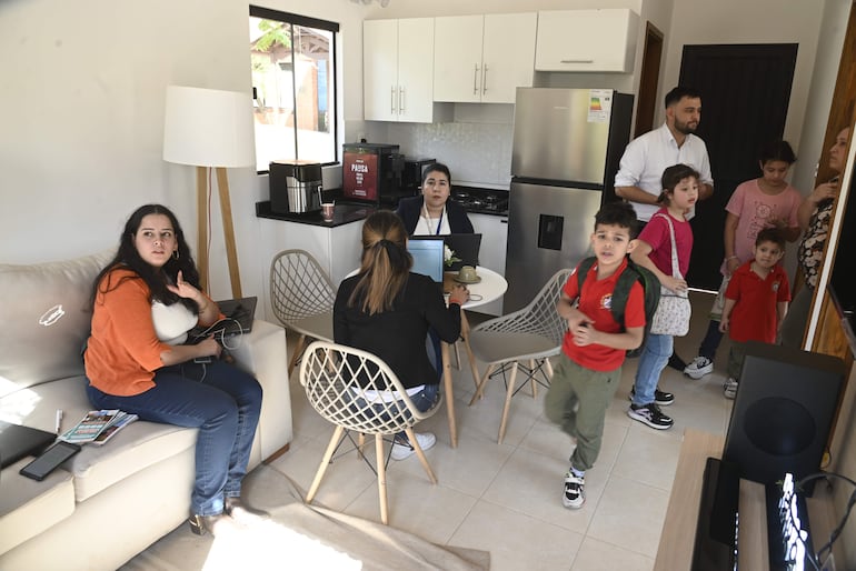 La casa del primer proyecto a construirse del programa Che Róga Porã tiene 40 metros cuadrados. En la imagen, se aprecia el espacio para sala, cocinar y comedor. 