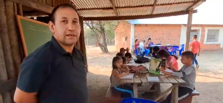 El educador con sus alumnos en la capilla donde funciona la improvisada escuelita.