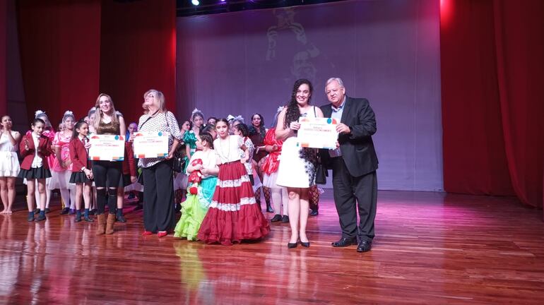 Homenaje Póstumo a Fredy Vázquez. entregado a su hermana, Dahiana Vázquez por el director de cultura de la Municipalidad de San Lorenzo, Virgilio Silveiro.