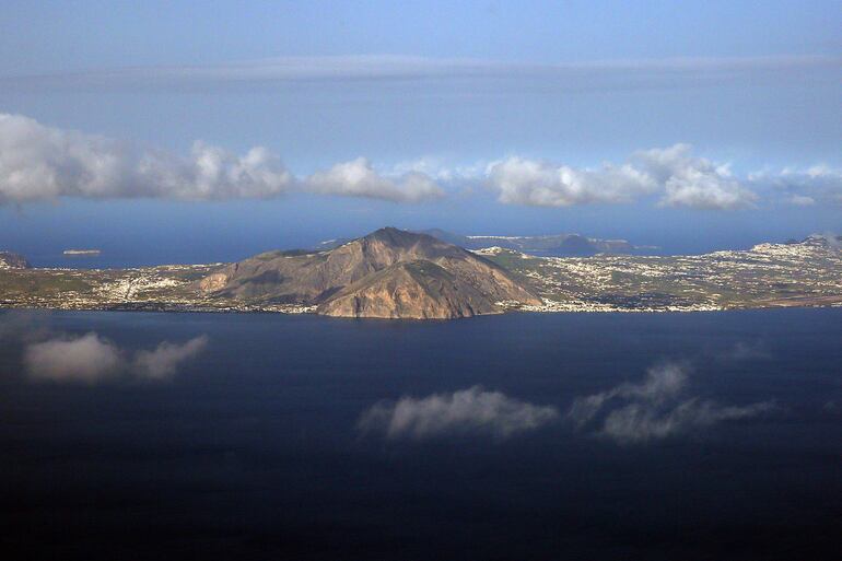 Vista aérea de la Isla de Santorini.