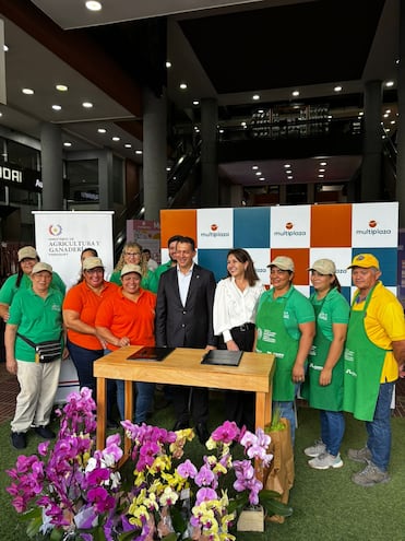 El ministro de Agricultura, Carlos Giménez y la representante del Shopping Multiplaza con los feriantes.