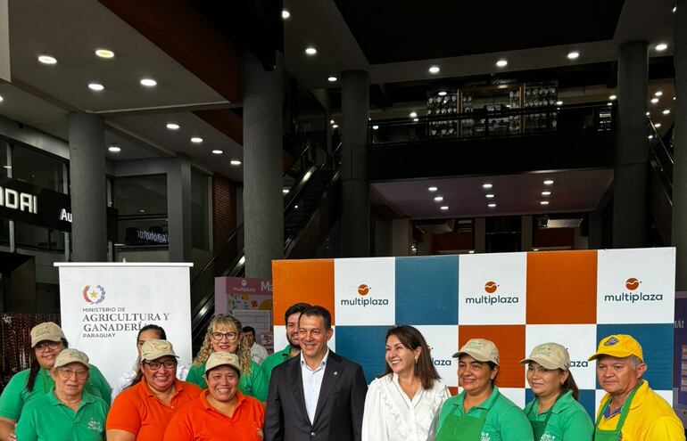 El ministro de Agricultura, Carlos Giménez y la representante del Shopping Multiplaza con los feriantes.