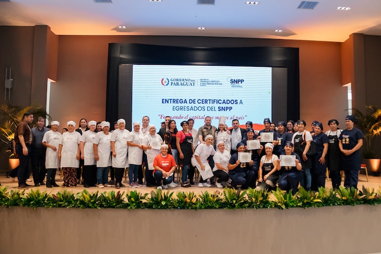 Profesionales capacitados para elaborar los alimentos escolares.