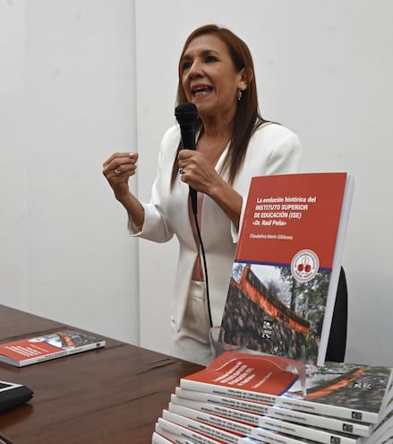 El lanzamiento del libro la la Dra. Claudelina Marín Gibbons se realizó en el Centro Cultural Cabildo.