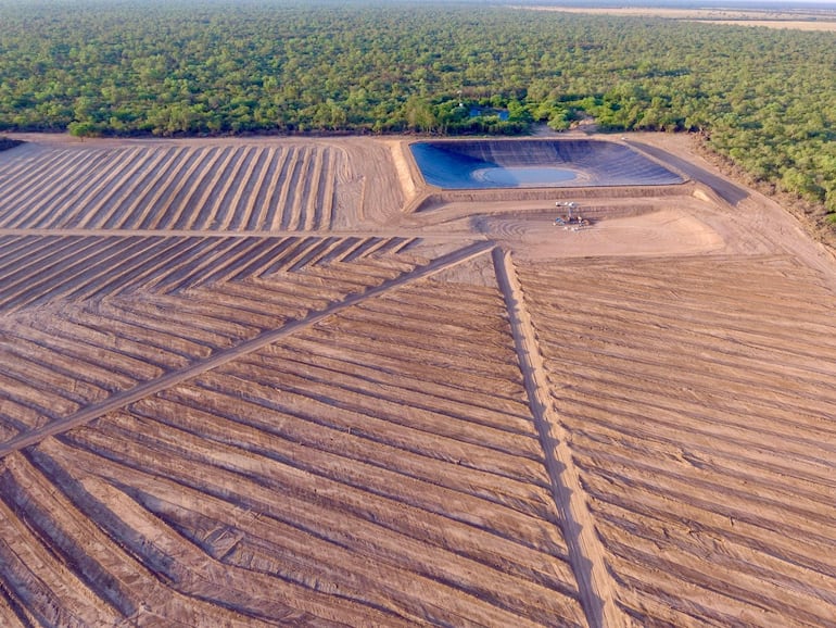 La construcción de un novedoso sistema de macro captación de agua en la comunidad indígena Campo Loa, localidad de Mariscal Estigarribia en en el Chaco, experimenta un avance del 70% el cual se estima beneficiará a 3.000 habitantes.