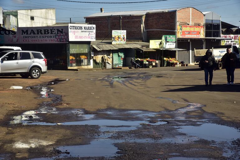 El agua servida es una constante en el sitio. No hay control riguroso.