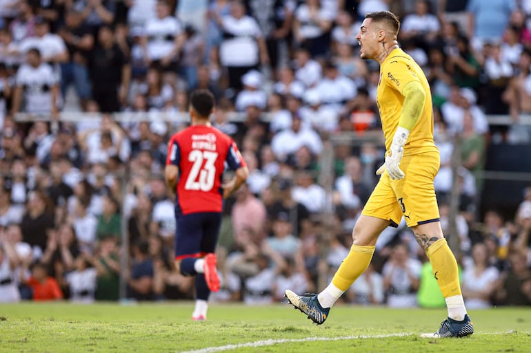 El brasileño Jean Fernandes, jugador de Cerro Porteño, durante el partido contra Olimpia por el torneo Clausura 2022 en el estadio Manuel Ferreira, en Asunción, Paraguay.