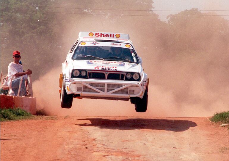 Espectacular salto del Lancia Delta HF Integrale en las Pruebas de Clasificación del Transchaco Rally 1999. Franscisco "Pancho" Gorostiaga, fue navegado esa edición por Miguel Farías.