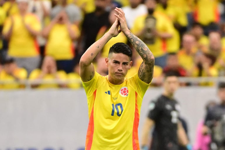 James Rodríguez, jugador de la selección de Colombia, aplaude al salir reemplazado en el partido contra Paraguay por la primera fecha del Grupo D de la Copa América 2024 en el NRG Stadium, en Houston, Texas.
