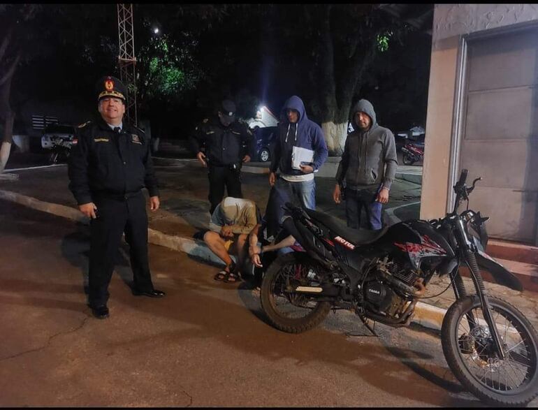 Los dos presuntos robamotos capturados en Caacupé, junto con el director general de Policía de Cordillera, comisario general inspector Jorge David Piñánez, y parte del grupo de agentes policiales que participaron del trabajo investigativo.