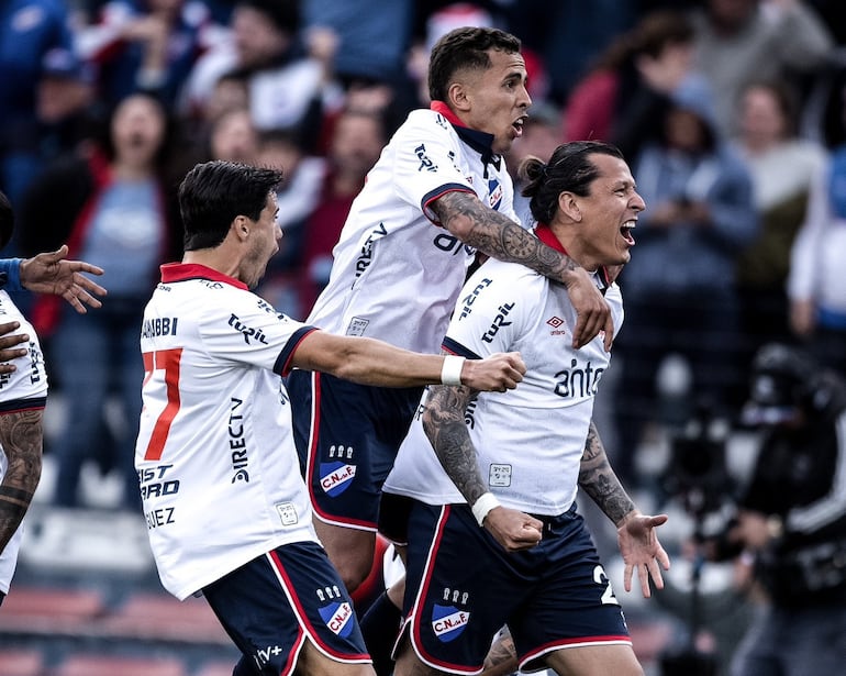 Festejo de Federico Santander tras el gol que anotó en el clásico ante Peñarol