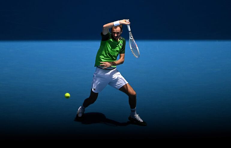 Daniil Medvedev de Rusia regresa durante su partido de primera ronda contra Terence Atmane de Francia el día 2 del Abierto de Australia 2024 en Melbourne Park en Melbourne, Australia, el 15 de enero de 2024.