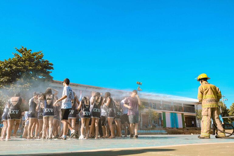 Los alumnos disfrutaron de espumas y agua durante su UPD.