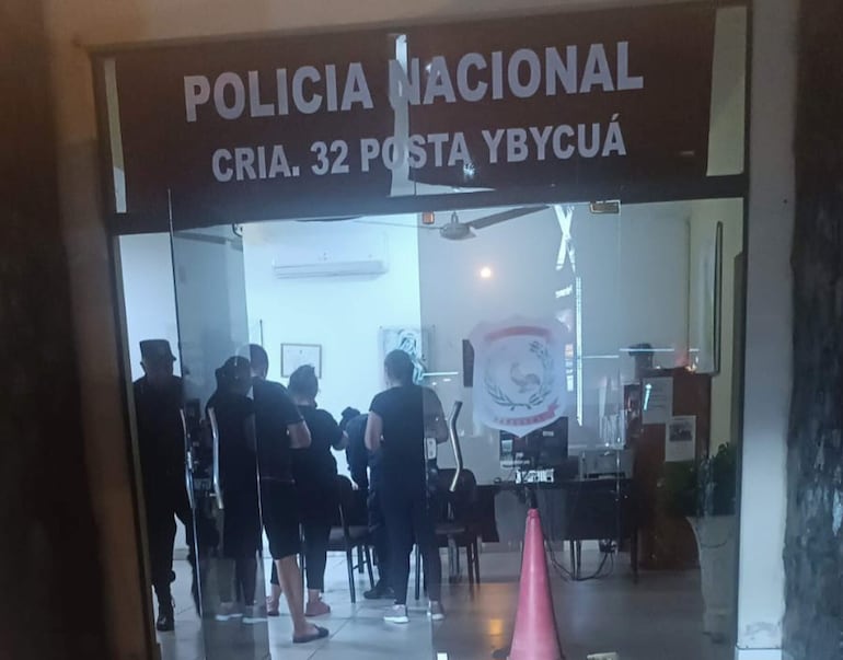 Momento en que los agentes de la Caminera, Rosa Cáceres; Rosana Bordón y Víctor Daniel Caballero, son presentados ante la comisaría 32  Central de Capiatá.