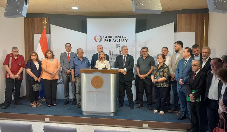 Representantes de gremios de trabajadores y jubilados firman acuerdo con el Gobierno sobre la conformación del Consejo de la Superintendencia de Jubilaciones y Pensiones.