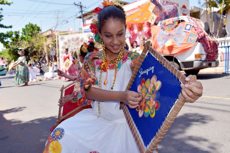 Un ambiente de fiesta se vivió ayer en la comunidad por el Día Nacional del Ñandutí.