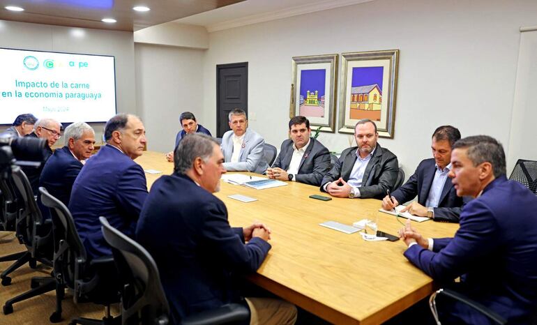 Reunión realizada el lunes 13 de mayo, entre el presidente de la República, Santiago Peña; el presidente de la ARP, Dr. Daniel Prieto Davey; el titular de la Comisión de Carne de la ARP, Dr. Mario Balmelli; el ministro de Agricultura y Ganadería, Dr. Carlos Giménez. También participó del encuentro el ministro del Ambiente, Ing. Rolando de Barros; el presidente del Servicio Nacional de Calidad y Salud Animal (Senacsa), Dr. José Carlos Martin; el titular del Consorcio de Ganaderos para Experimentación Agropecuaria (CEA), Ing. Diego Heisecke; el vicepresidente del CEA, Dr. Marcos Pereira; el presidente de la Asociación Paraguaya de Productores y Exportadores de Carne (APPEC), Ing. Ramiro Maluff y el vicepresidente de Appec, Lic. Fernando Serrati.