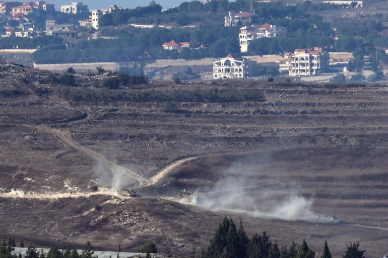 Soldados del ejército israelí se mueven en el sur del Líbano, vistos desde la Alta Galilea, al norte de Israel.