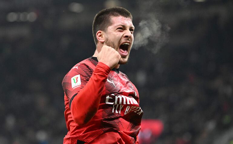 El sergio Luka Jovic celebra uno de los dos goles que marcó ayer para el AC Milan ante el Cagliari por la Copa Italia.