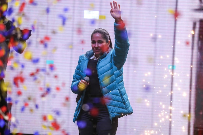 La candidata presidencial Luisa González, participa en el cierre de su campaña con miras a los comicios del próximo domingo, en Quito (Ecuador).  (EFE)