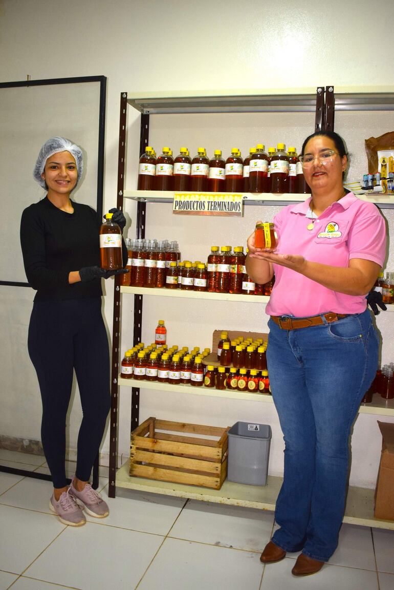 Nicole Benítez y Cristina Benítez están ultimando detalles para la comercialización de sus productos.