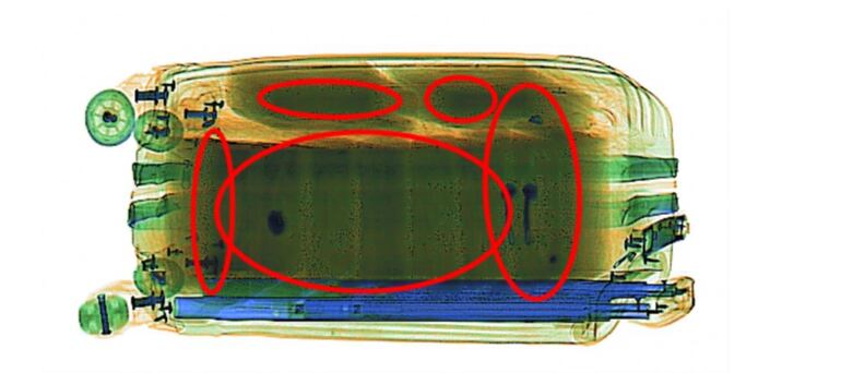 La imagen de la maleta en la que se observan los paquetes de cocaína que llevaba la pasajera.
