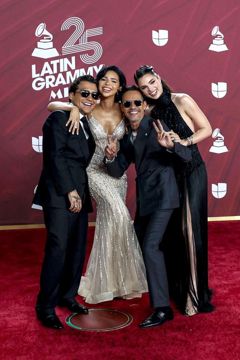 ¡Divertidos! Marc Anthony y Nadia Ferreira, junto a Cristian Nodal y Ángela Aguilar en la alfombra roja de la 25 entrega anual de los Premios Latin Grammy. (EFE/Eva Marie Uzcátegui)
